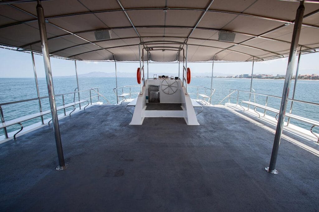 Vista panorámica de la cubierta principal despejada.