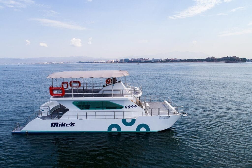 Vista aérea superior del catamarán de lujo Canuwa II.