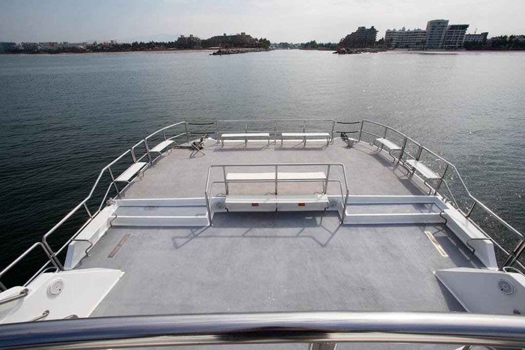 Área de redes frontales para relajarse sobre el océano.