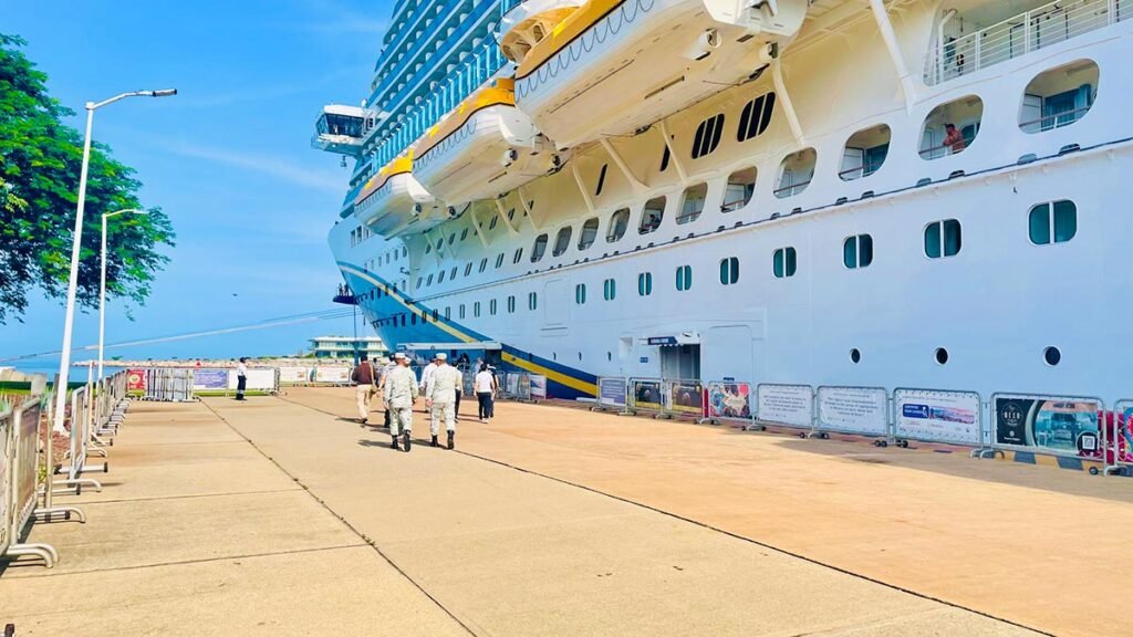 Crucero Costa Firenze atracando en Terminal Marítima de Puerto Vallarta