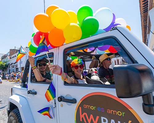 Desfile de día en el Vallarta Pride 2024