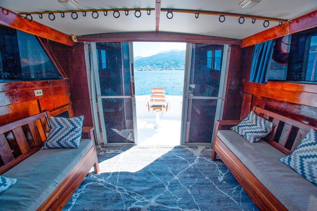 Interior de la cabina con acabados de madera y asientos cómodos.