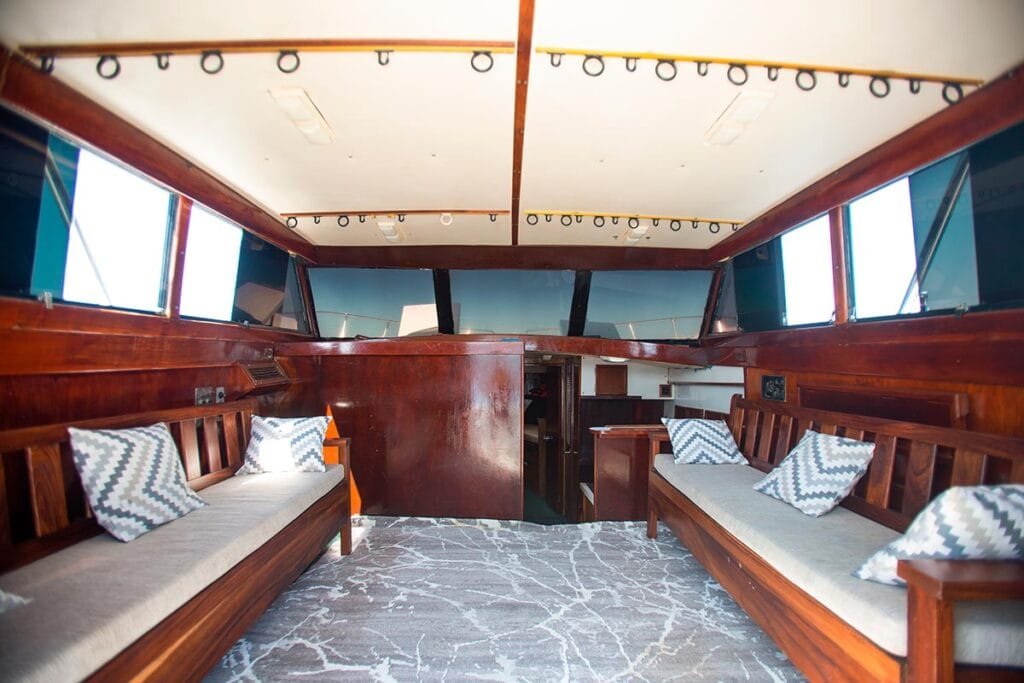 Salón interior confortable de la lancha Isabella 44 ft.