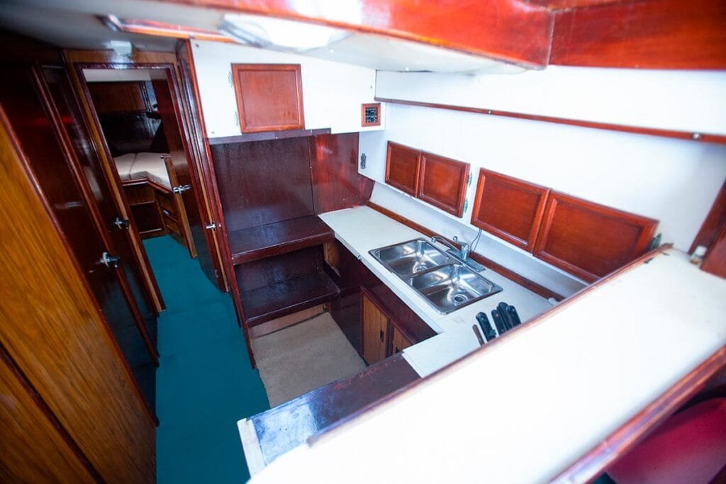 Vista interior desde la cocina hacia la cabina principal.