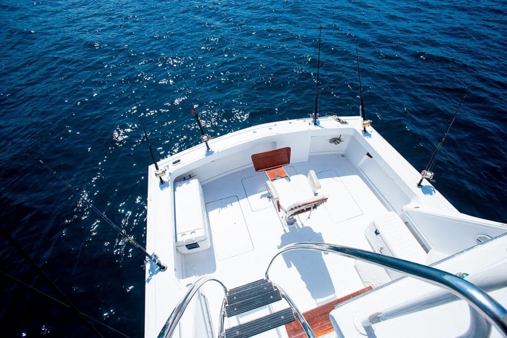 Vista aérea de la cubierta principal despejada de la lancha.