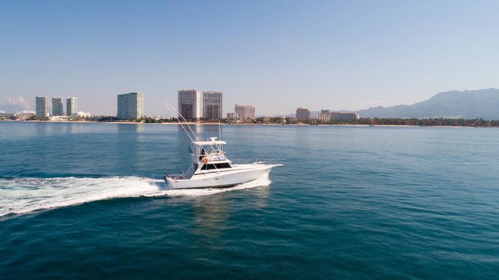 Vista lateral de la lancha de pesca Isabella 44 ft en el mar.