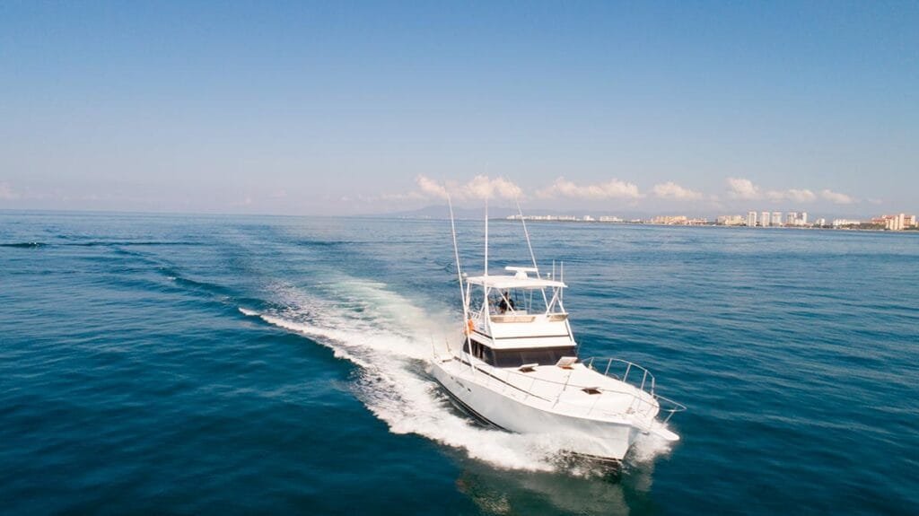 Toma frontal de la lancha Isabella 44 ft surcando las olas.