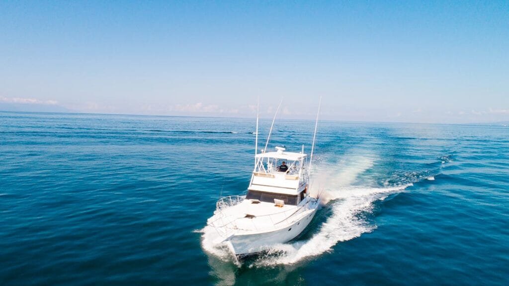 Lancha Isabella 44 ft navegando en aguas turquesas del Pacífico.
