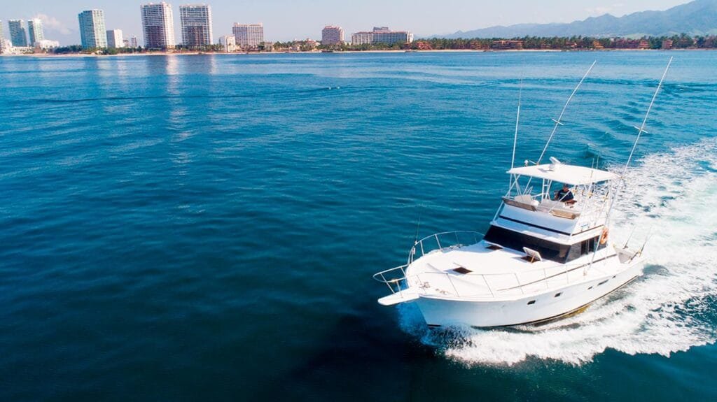 Proa de la lancha de pesca Isabella 44 ft en plena acción.