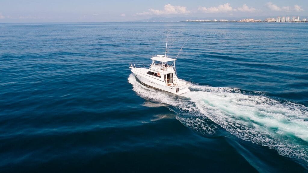 Lancha de pesca Viking navegando cerca de la costa de Vallarta.