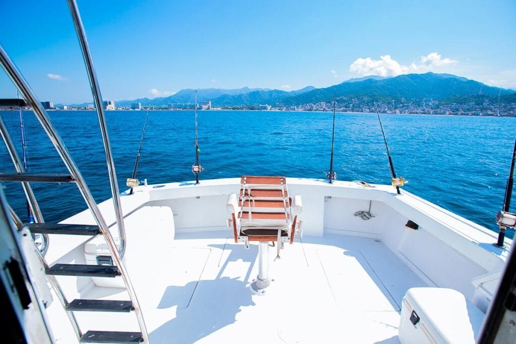 Vista desde la cubierta superior de la lancha hacia el horizonte.