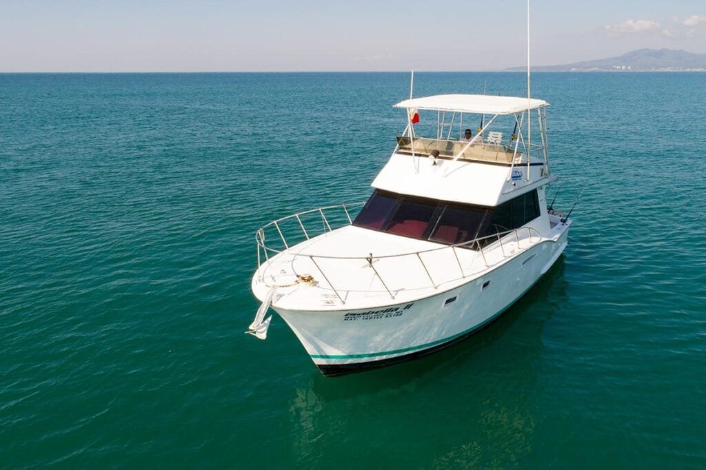 Vista lateral de la lancha de pesca Isabella II 42 ft en mar abierto.