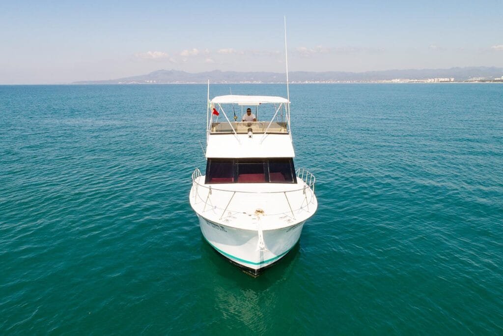 Toma frontal de la lancha de pesca Isabella II surcando las olas.