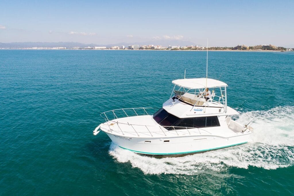 Lancha Isabella II 42 ft navegando cerca de la costa de Vallarta.