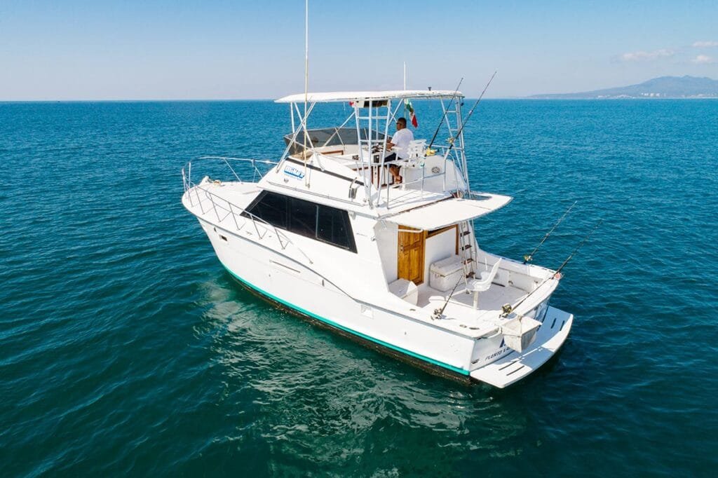 Vista lateral trasera de la lancha Isabella II en el mar.