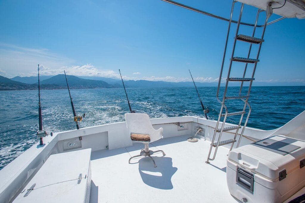 Cubierta trasera con equipo de pesca listo para la acción.
