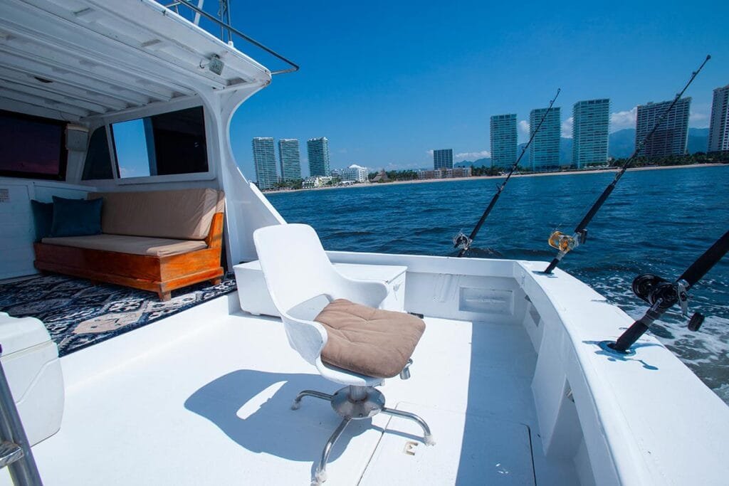 Área de asoleadero en popa con colchonetas para invitados.