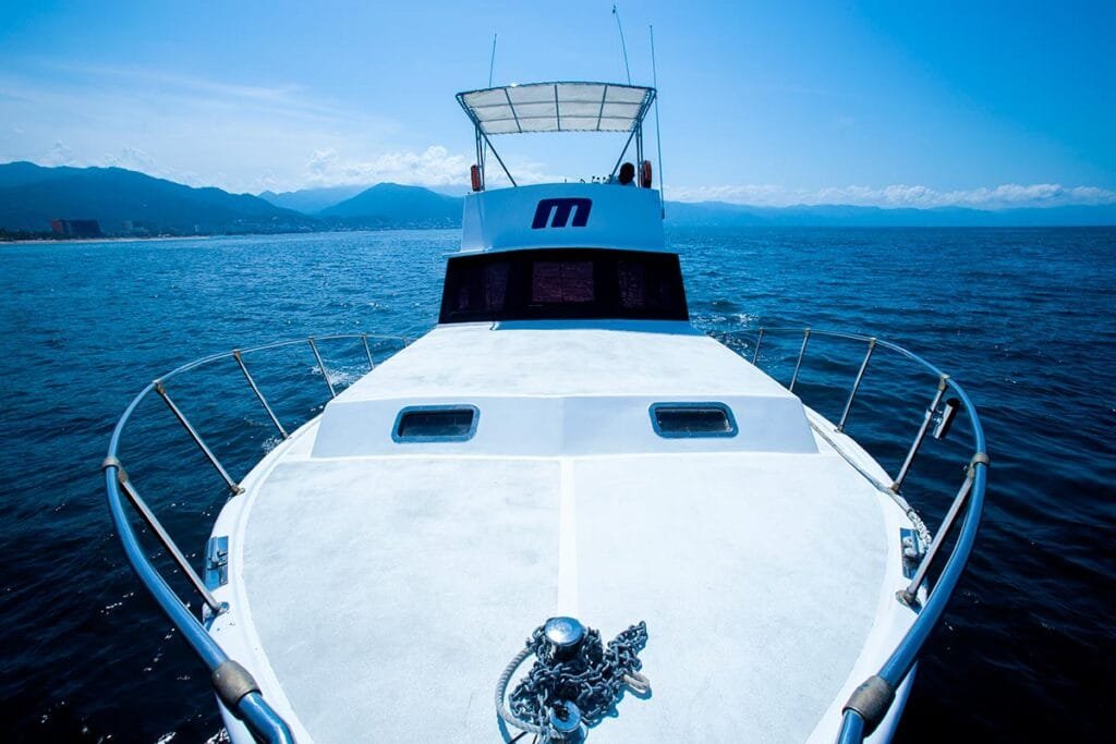 Centro de mando y controles de navegación de la lancha.