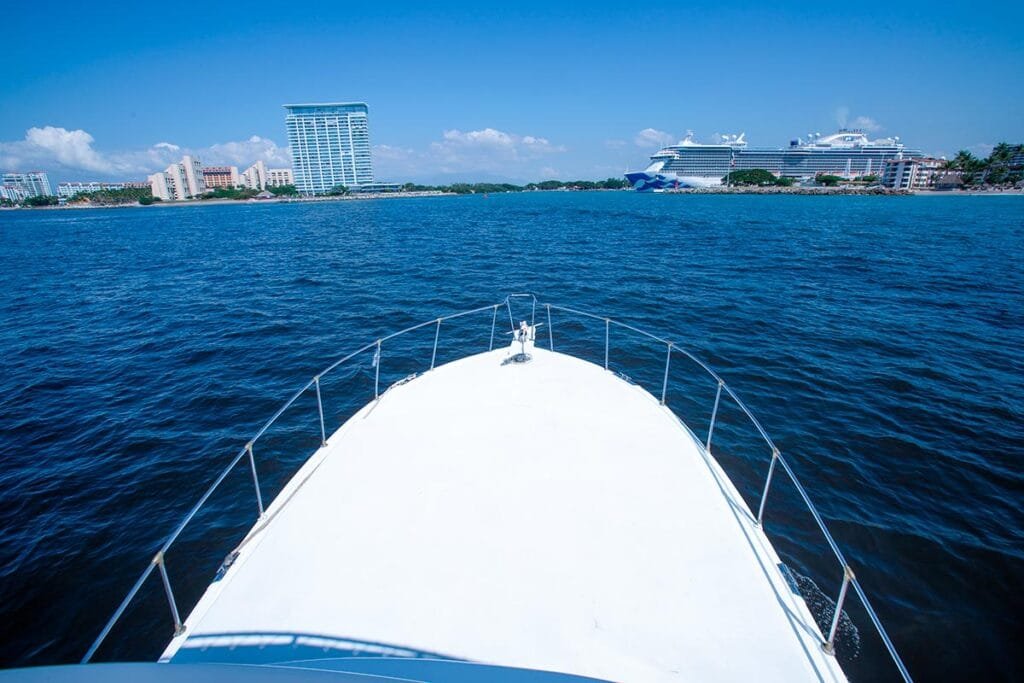 Vista desde la proa de la lancha hacia el horizonte marino.