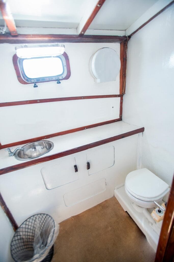Baño impecable y funcional a bordo de la Karina II.