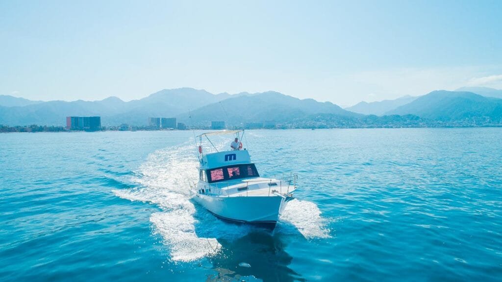 Lancha Karina II 42 ft surcando las aguas de Puerto Vallarta.