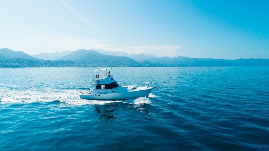 Vista lateral de la lancha de pesca Karina II en mar abierto.