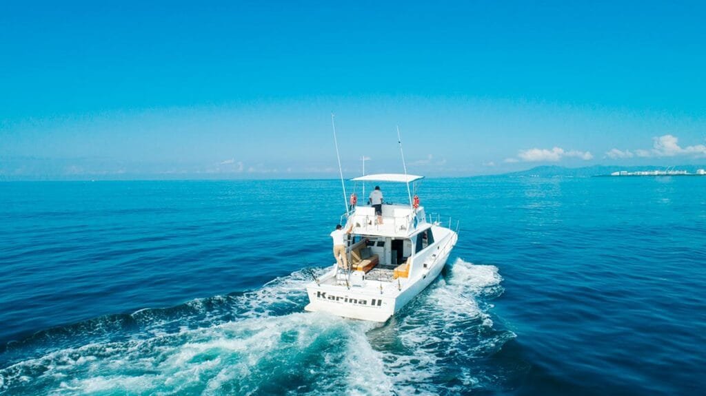 Vista aérea de la lancha de pesca Karina II 42 ft en navegación.