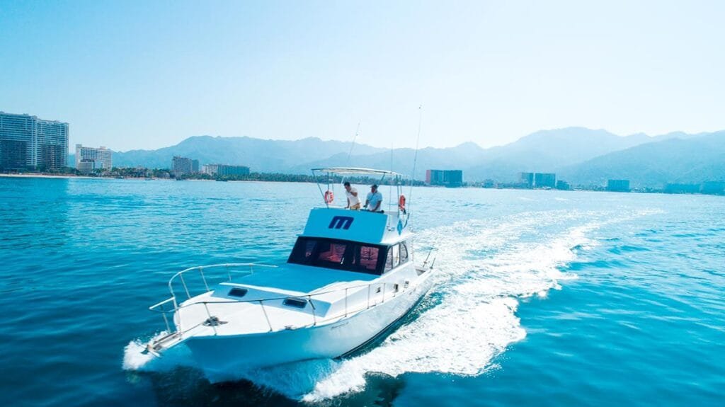 Toma frontal de la lancha de pesca Karina II en movimiento.