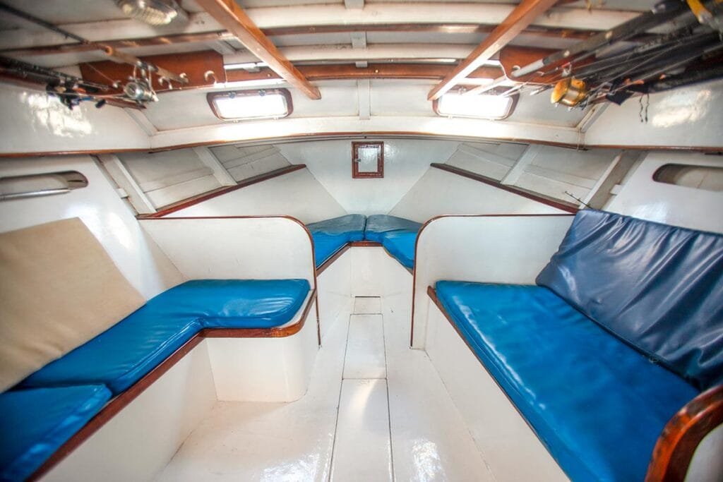 Interior de la cabina con asientos acolchados azules.