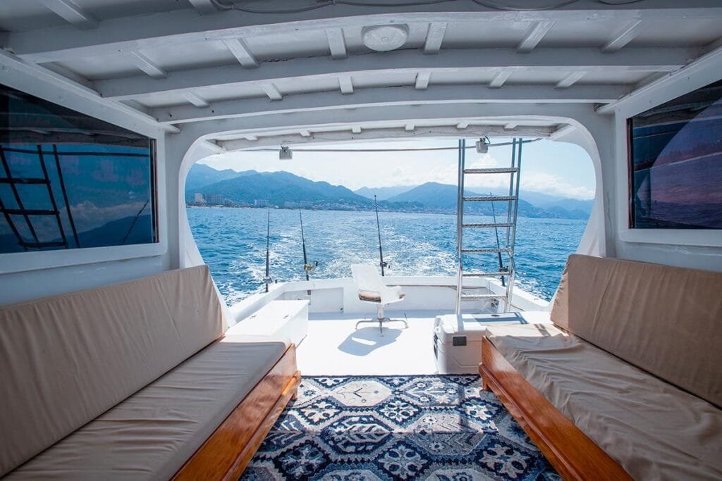 Vista desde la cabina hacia la popa despejada de la lancha.