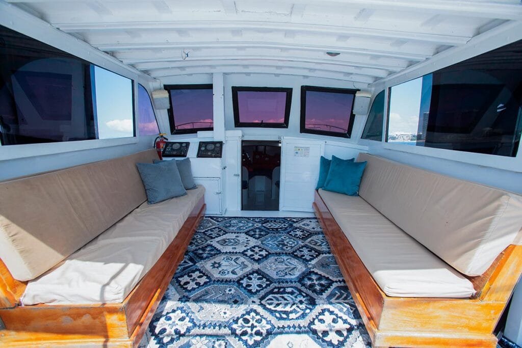 Salón interior equipado de la lancha Karina II 42 ft.