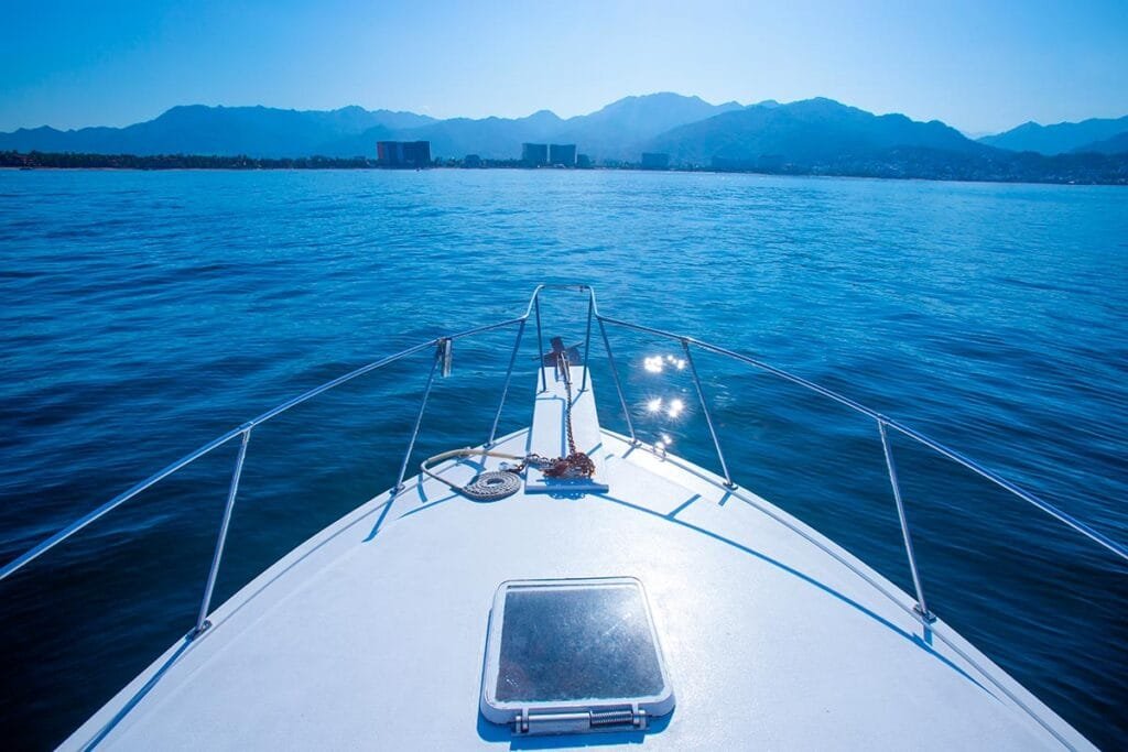 Vista desde la proa de la lancha hacia el horizonte.