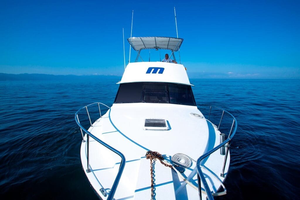Toma frontal de la lancha Nicolle 38 ft navegando.