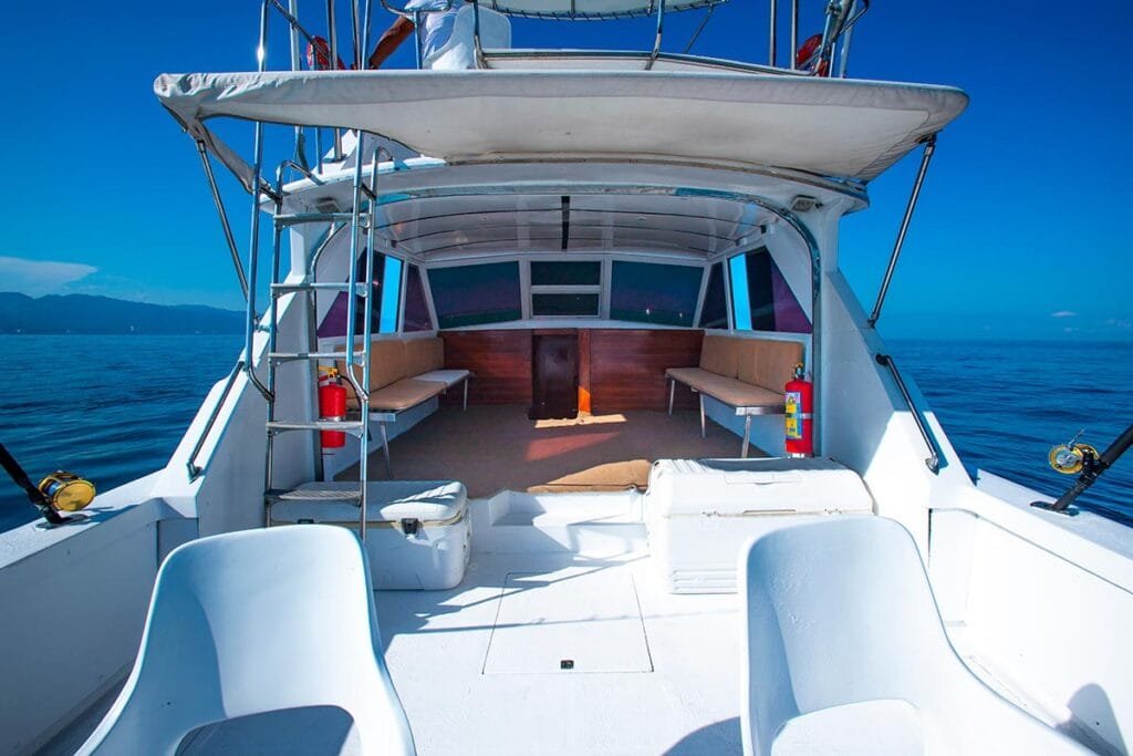 Vista interior desde la cabina hacia el área de pesca.