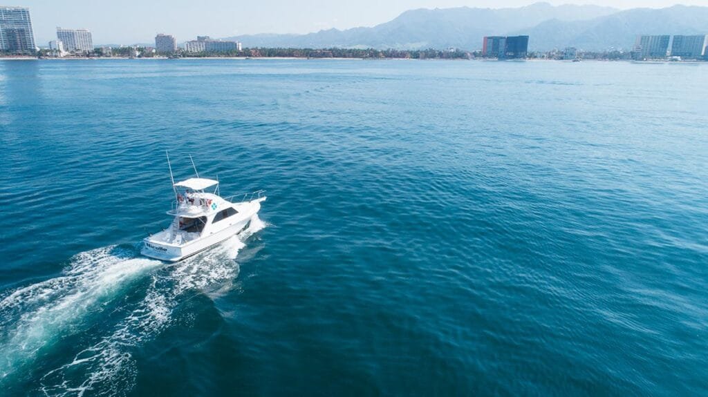Lancha Nicolle 38 ft surcando aguas cristalinas en Vallarta.