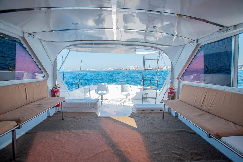 Área de popa y asientos exteriores de la lancha Nicolle.