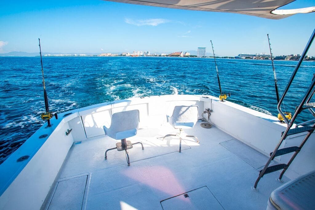 Cubierta trasera equipada para la pesca deportiva profesional.