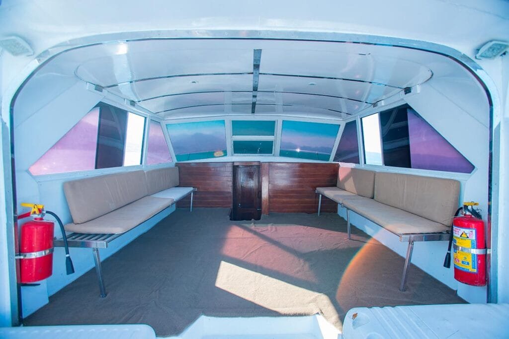 Salón interior confortable con asientos acolchados.