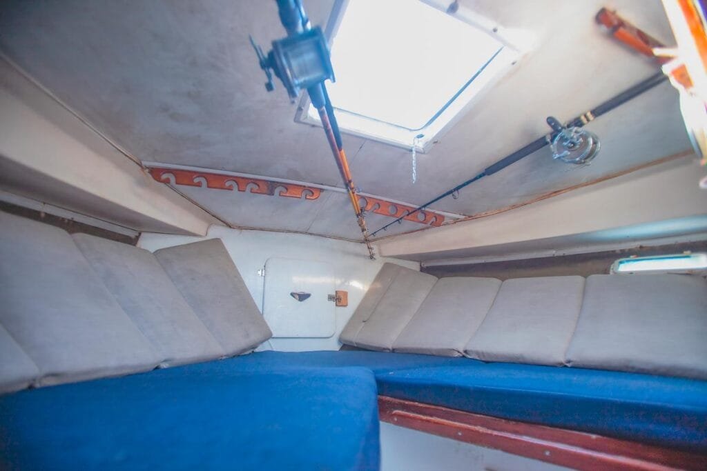 Cabina con literas para el descanso durante viajes largos.