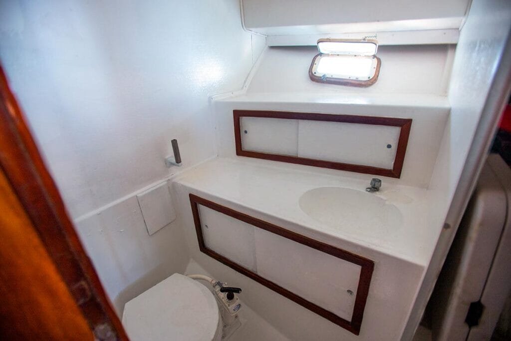 Baño impecable y funcional a bordo de la lancha Nicolle.