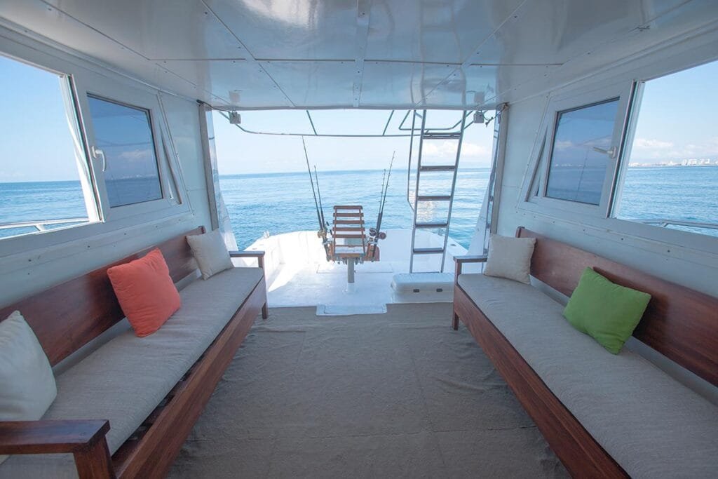 Salón interior y vista hacia la popa de la lancha.