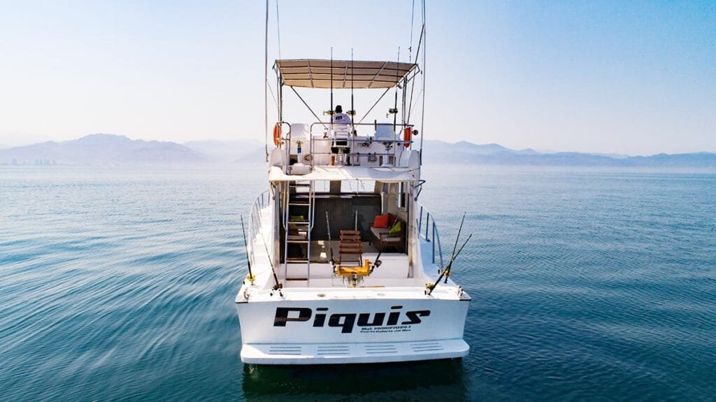 Vista desde la popa de la lancha de pesca con equipo listo.