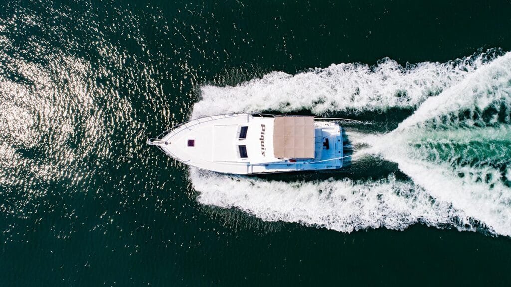Vista aérea de la lancha Piquis 46 ft navegando en el Pacífico.