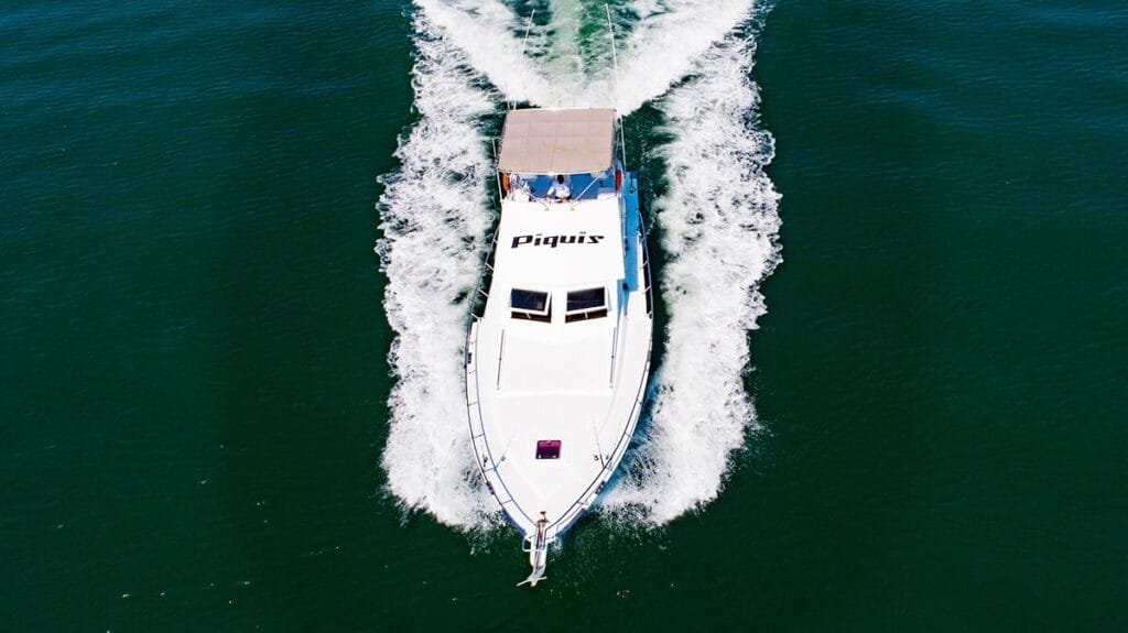 Toma frontal de la lancha de pesca en movimiento rápido.