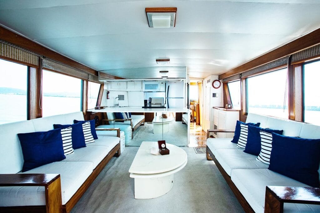 Chef preparando alimentos frescos en la cocina equipada.