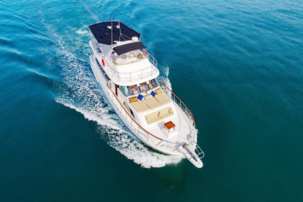 Sala de estar interior con aire acondicionado y acabados de madera.