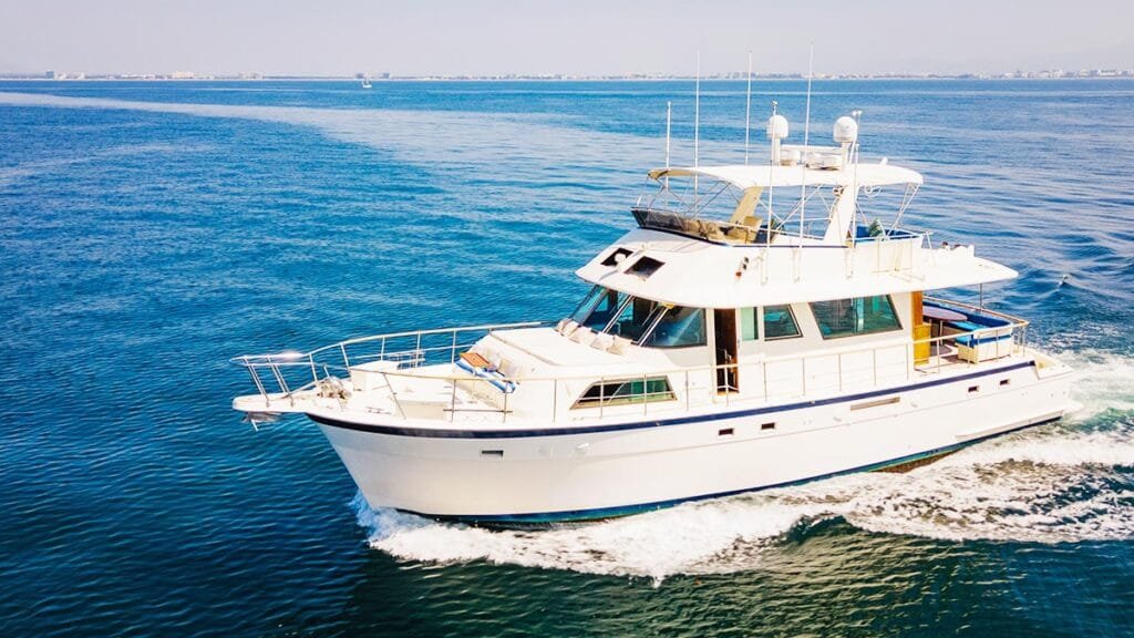 Vista lateral del Yate Mer Sea 61 ft en mar abierto.