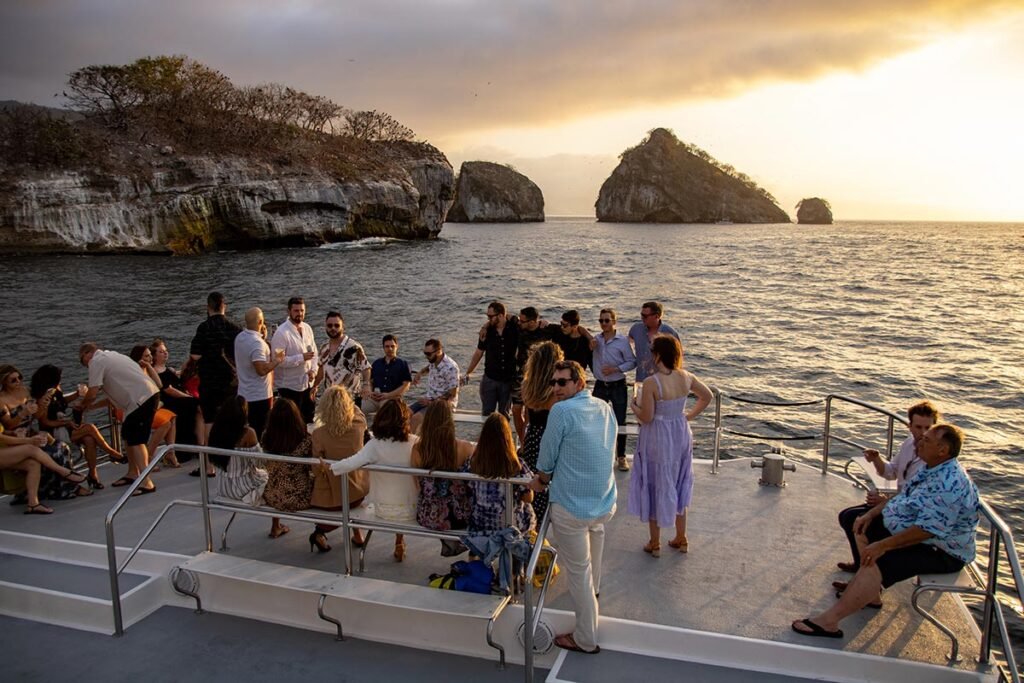 Tour al atardecer en Catamarán de lujo en Puerto Vallarta.