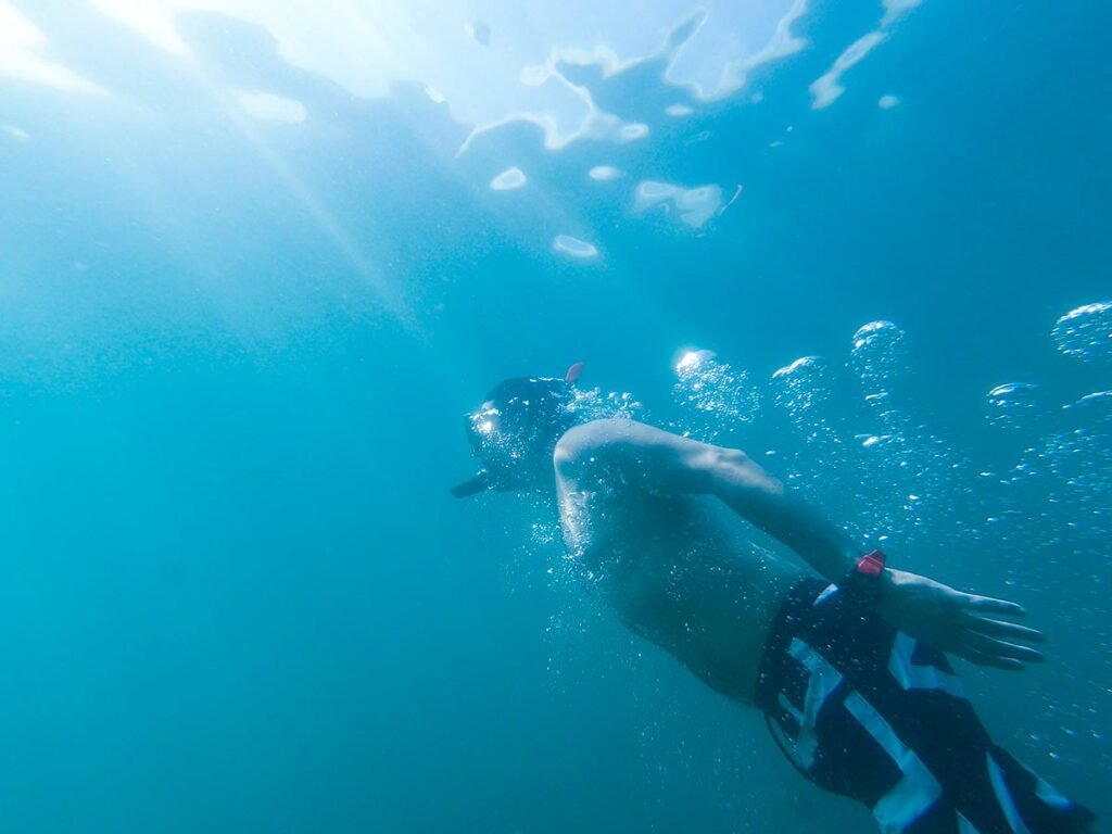 practicando snorkel en parque marino los arcos