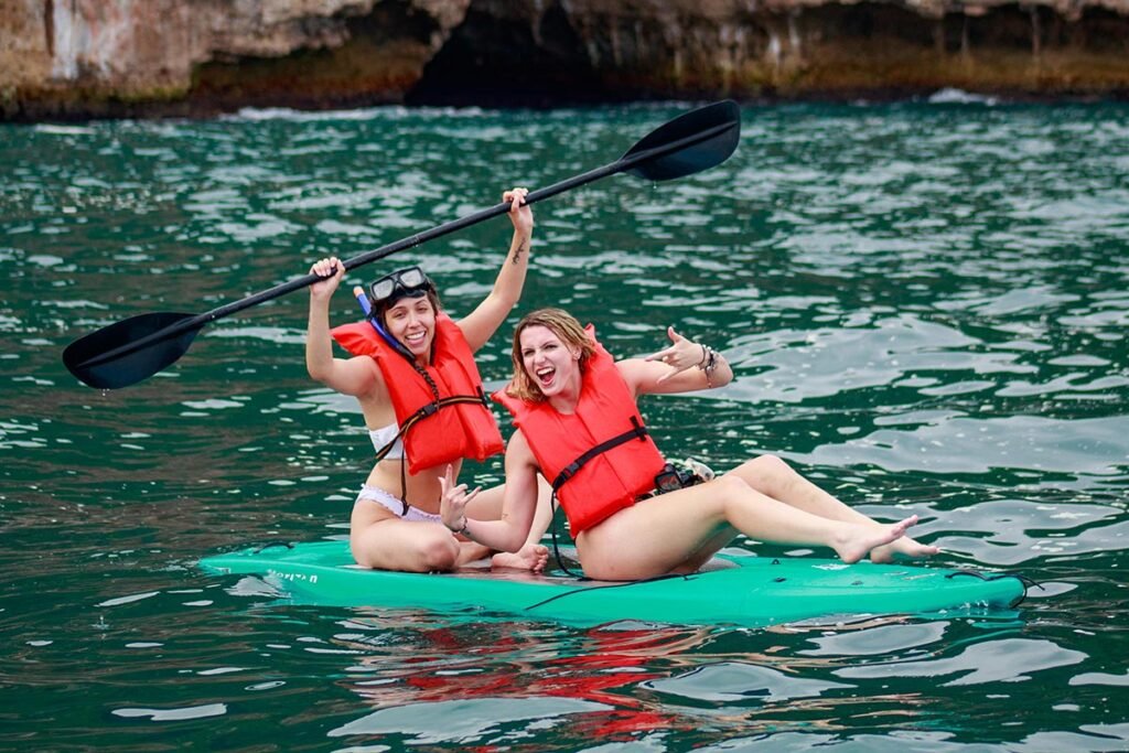 practicando paddle board en parque marino los arcos